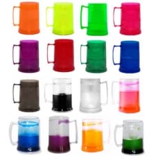 Canecas de chopp e cerveja